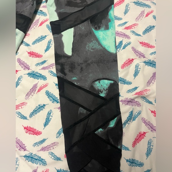 🌸New Balance Black and Mint Patterned 3/4 Leggings - Picture 7 of 8
